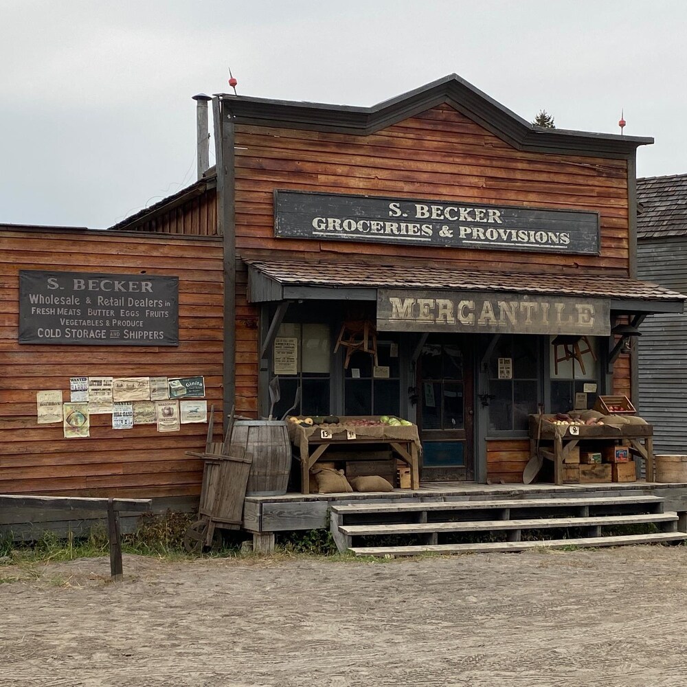 Reconstitution grandeur nature d'un magasin du début du 20e siècle, qui s'apparente au western, près de Calgary, de la compagnie CL Western Town