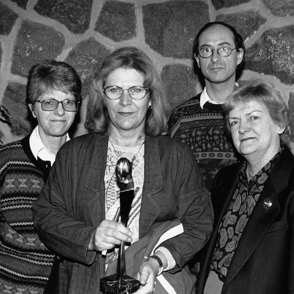À l'intérieur, l'équipe gagnante du Prix de l'enquête scientifique: la journaliste Solange Gagnon, la réalisatrice Francine Charron tenant un trophée, le monteur Jacques Durand et la réalisatrice-coordonnatrice Thérèse Patry.
