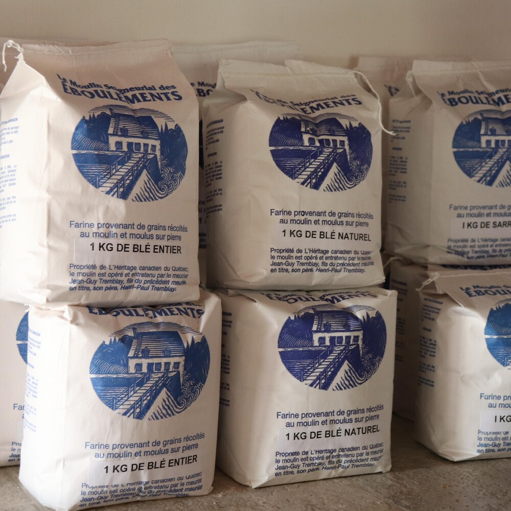 Des sacs de farine produite au moulin des Éboulements.