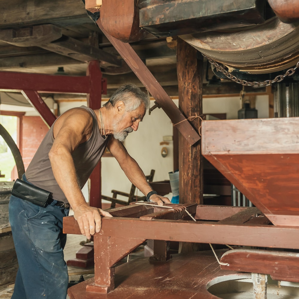Jean-Guy Tremblay s'assure du bon fonctionnement des appareils du moulin.