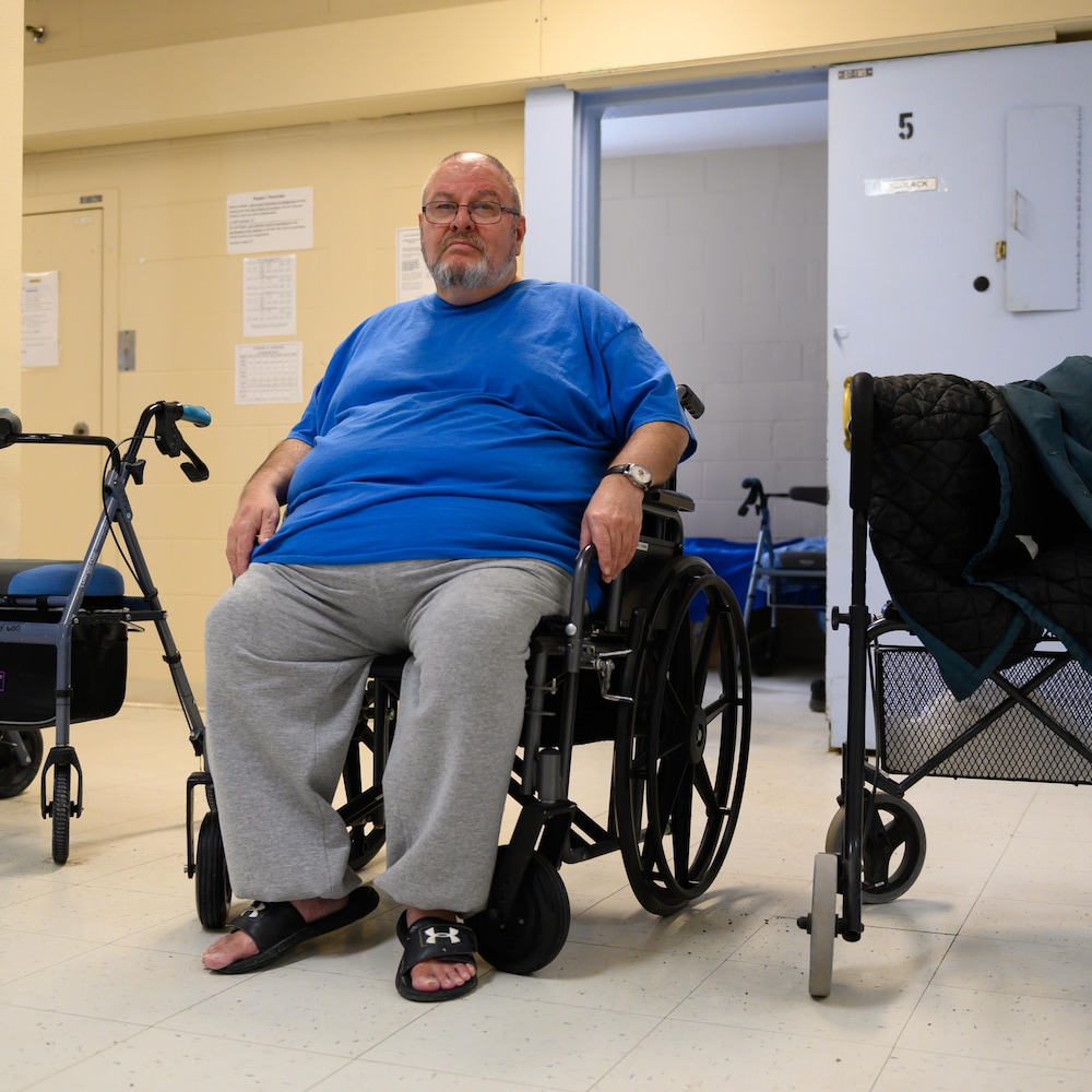 Le détenu Daniel Rozon dans son fauteuil roulant à l’extérieur d’une cellule.