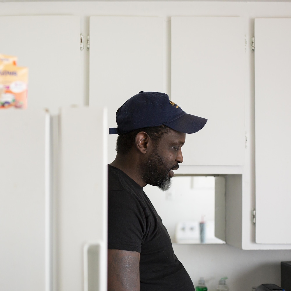 Pierre Jacques Nestor dans la cuisine de son appartement.