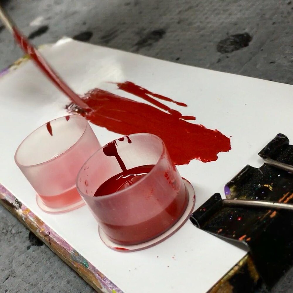 Deux contenants avec de la peinture sur une palette.