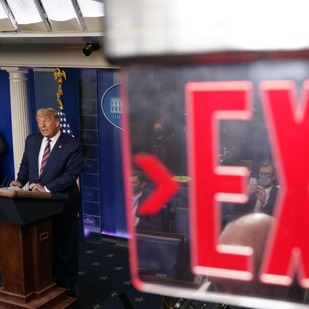 Donald Trump derrière un panneau Exit.