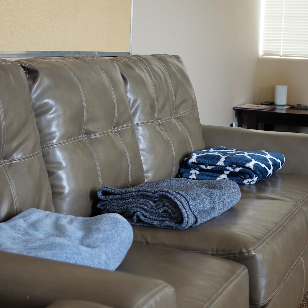 Un sofa sur lequel on a déposé des couvertures pour le confort des patientes.