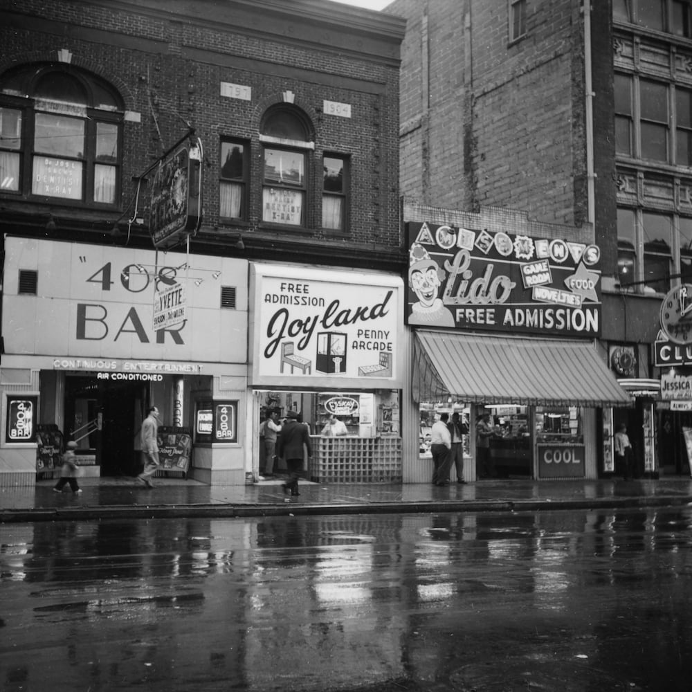 Une rue de bars et de boîtes de nuit à East Baltimore, dans les années 1950.