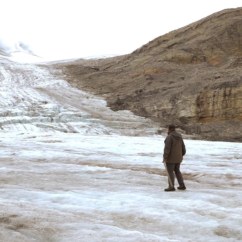 John Pomeroy sur le glacier Peyto.