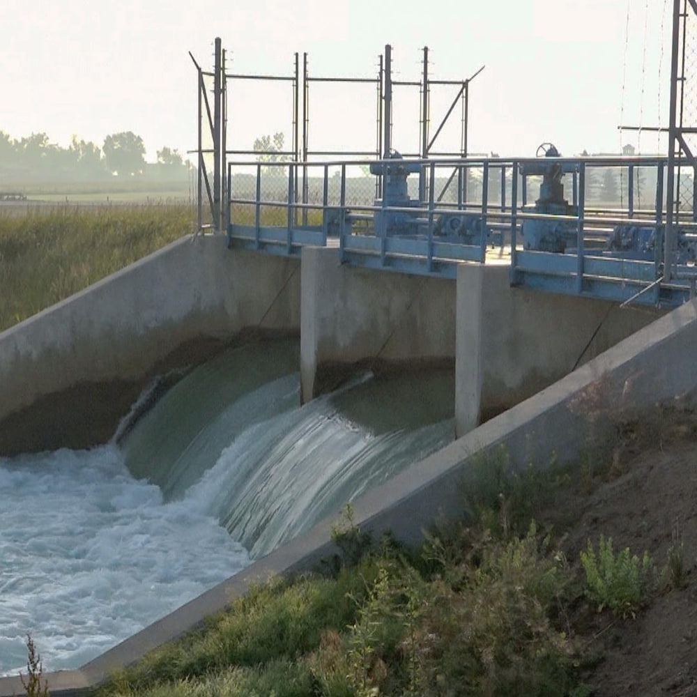 Un barrage sur un canal d'irrigation.
