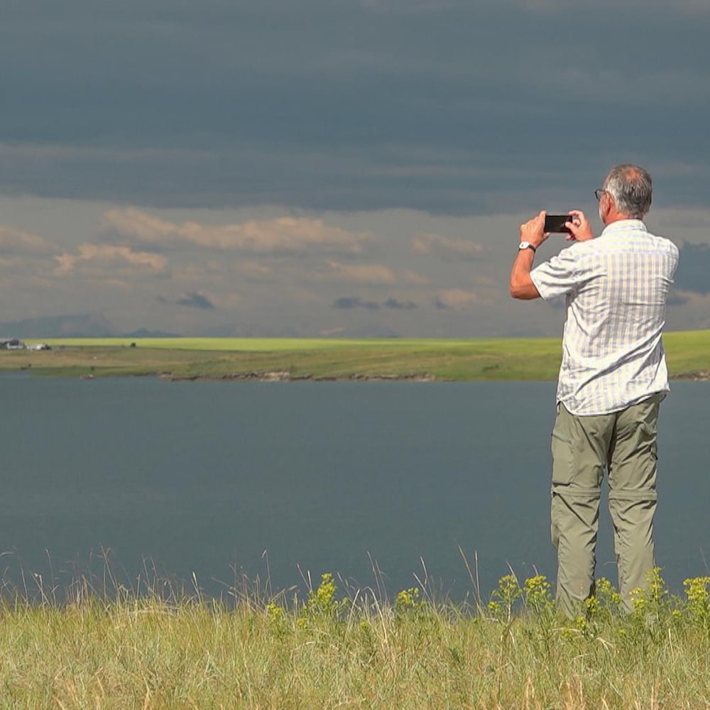 Stefan Kienzle devant un réservoir d'eau.