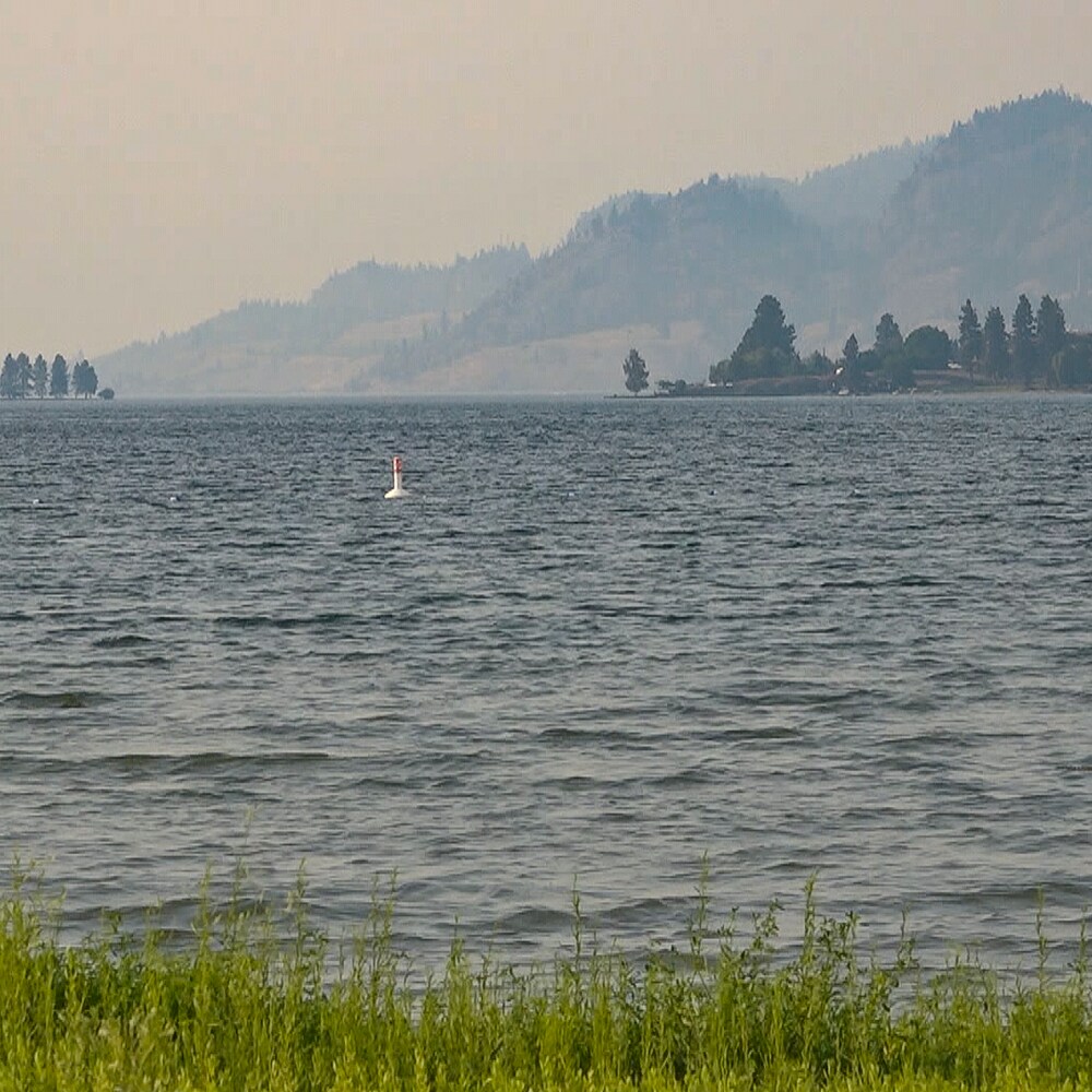 Le lac Okanagan sous l'effet de la fumée des feux de forêts.