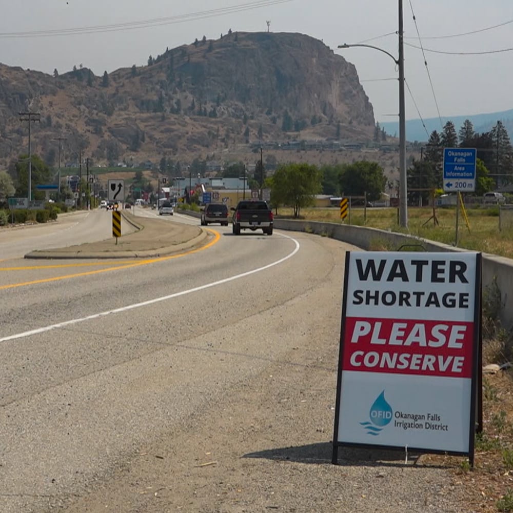 Affiche qui prévient qu'il y a un manque d'eau dans la région de l'Okanagan.
