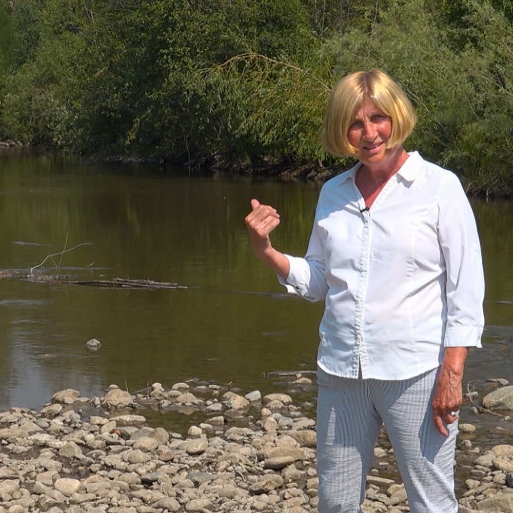 Denise Neilsen devant le ruisseau Trout.