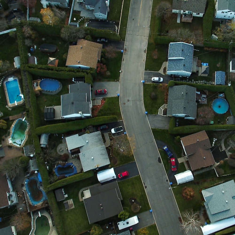 Vue aérienne d'un quartier de banlieue.