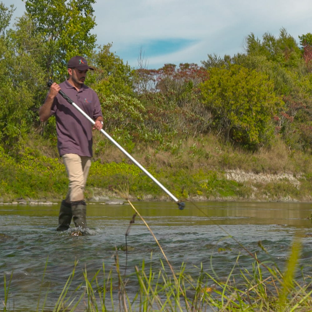 Le biologiste Rémi Gaudreau fait des mesures d'eau sur la rivière Nicolet