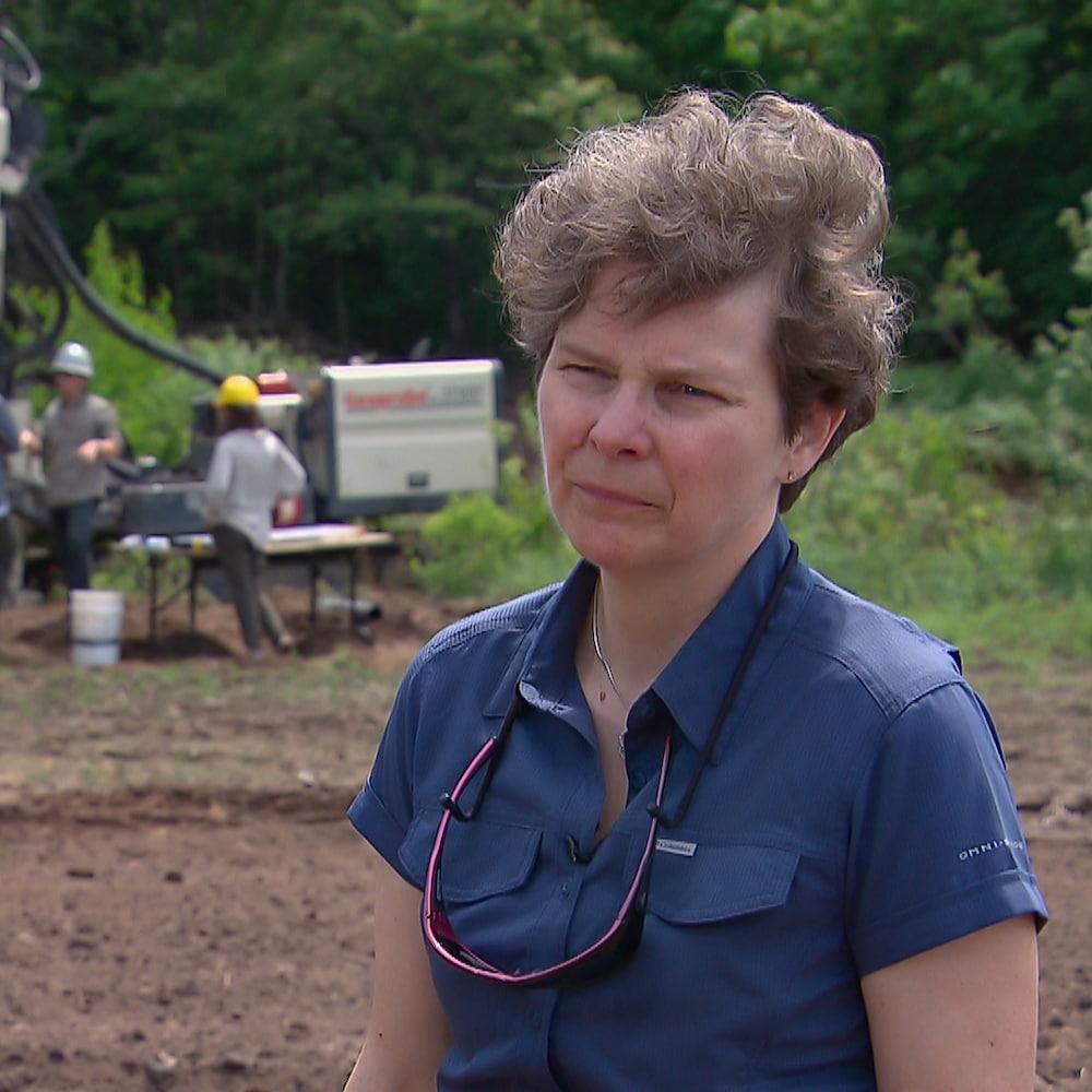 L'hydrologue Marie Larocque devant l'équipe qui procède au forage d'un puits.