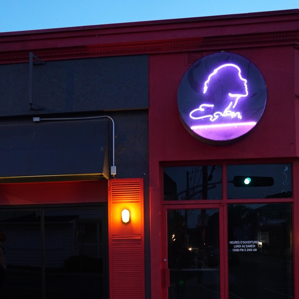 Le logo du cabaret Éden en néon sur la devanture du bar.