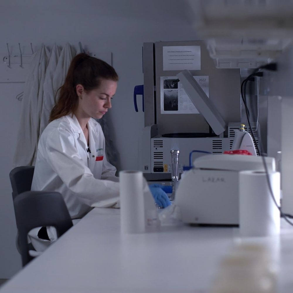 Elise Lust lavora in un laboratorio.