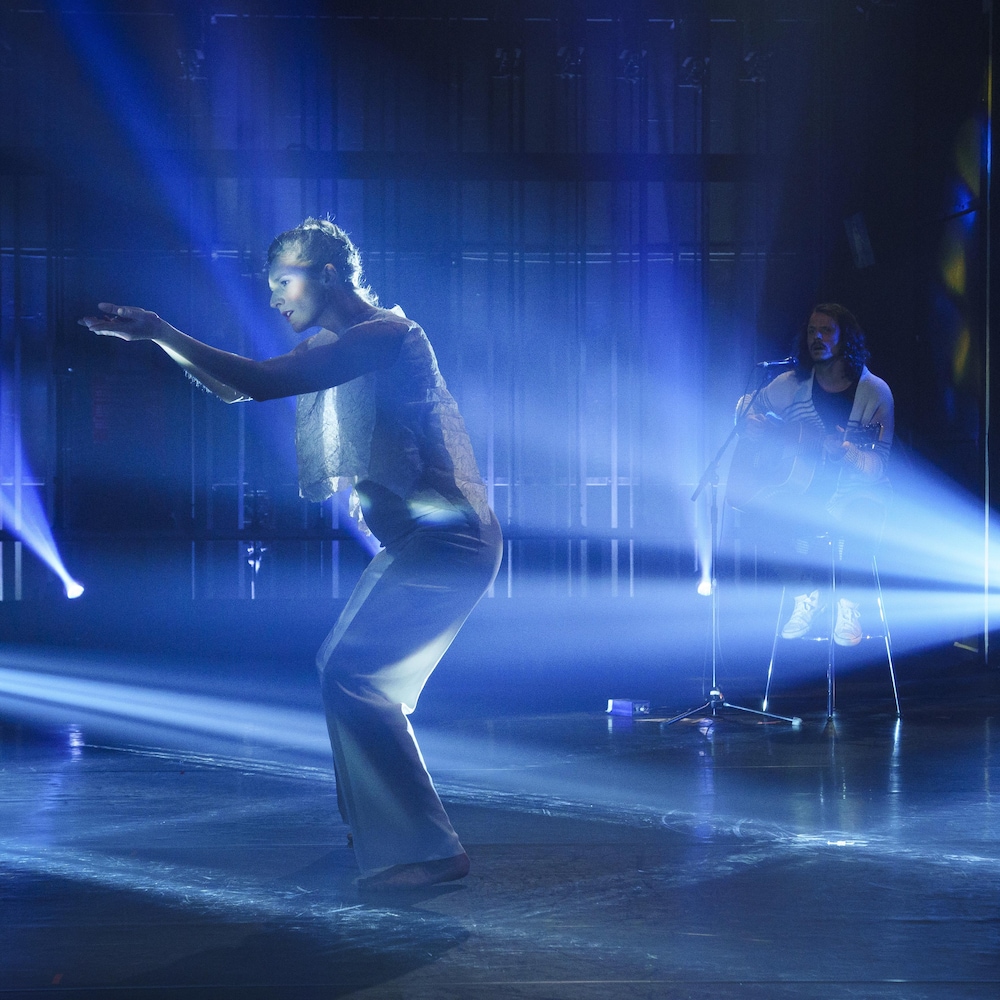 Une danseuse et un musicien sur la scène du théâtre.