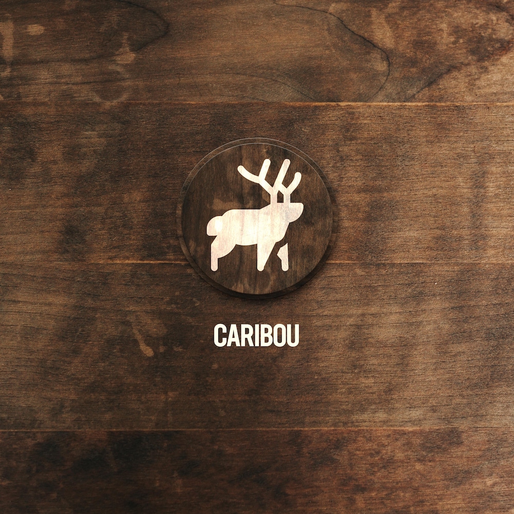 Illustration de caribou sur fond de planche de bois.