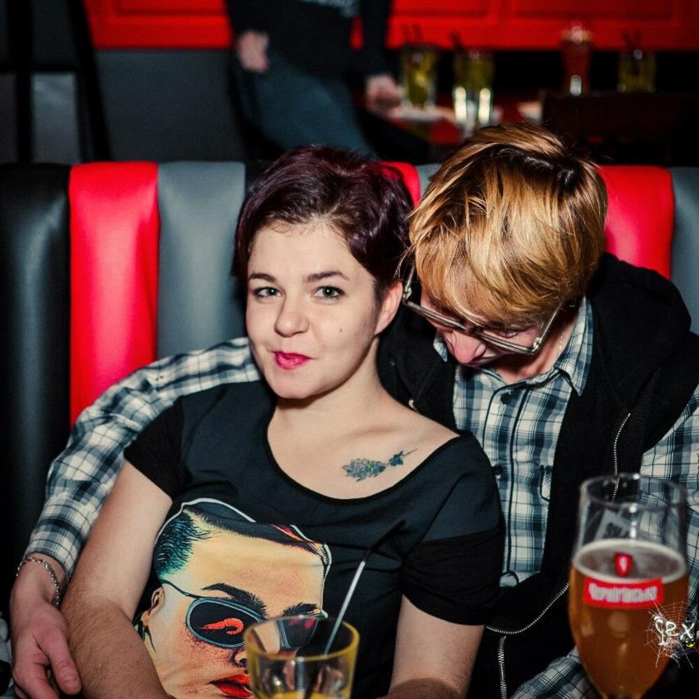 Sasha et Oxana sur une banquette d'un pub