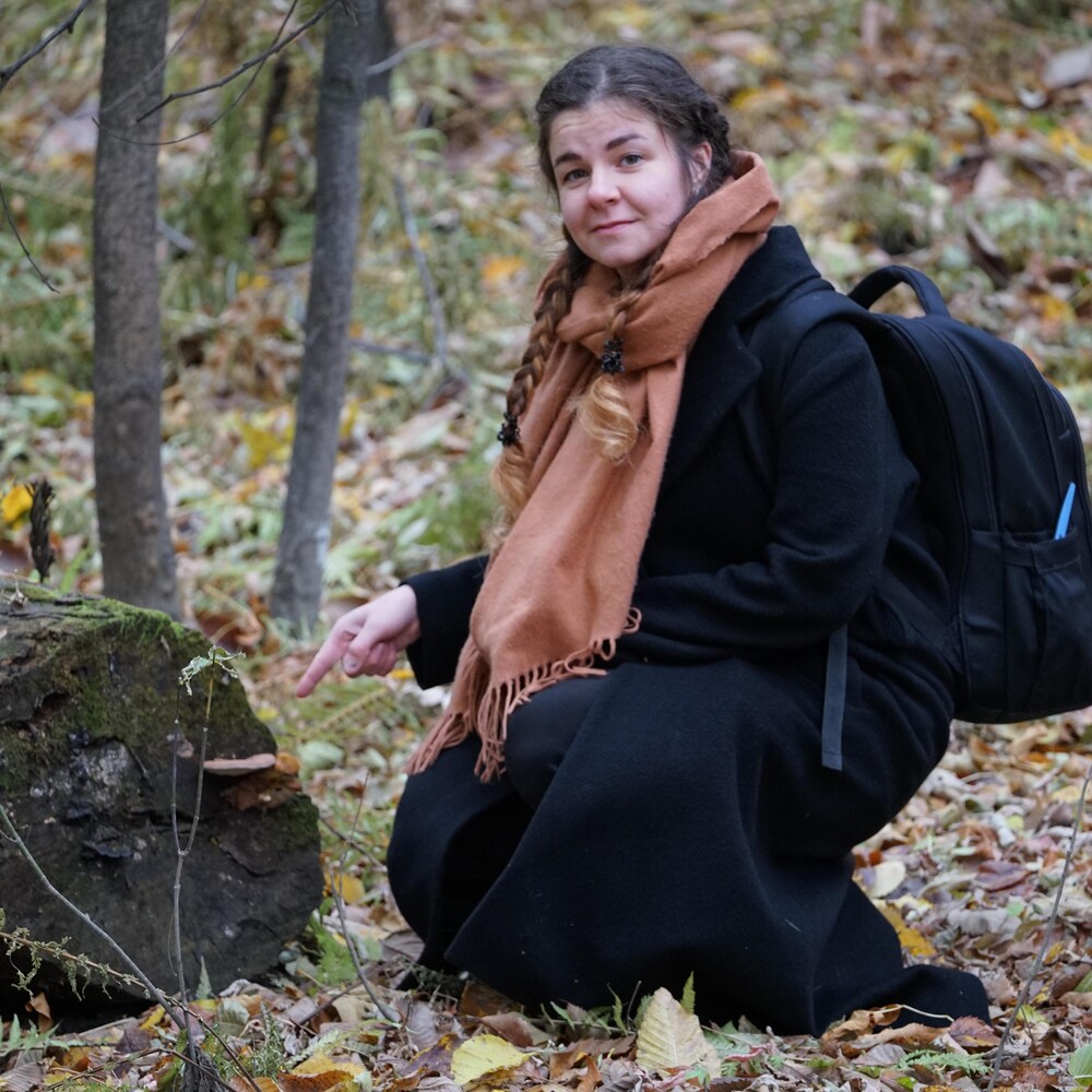 Une femme dans une forêt