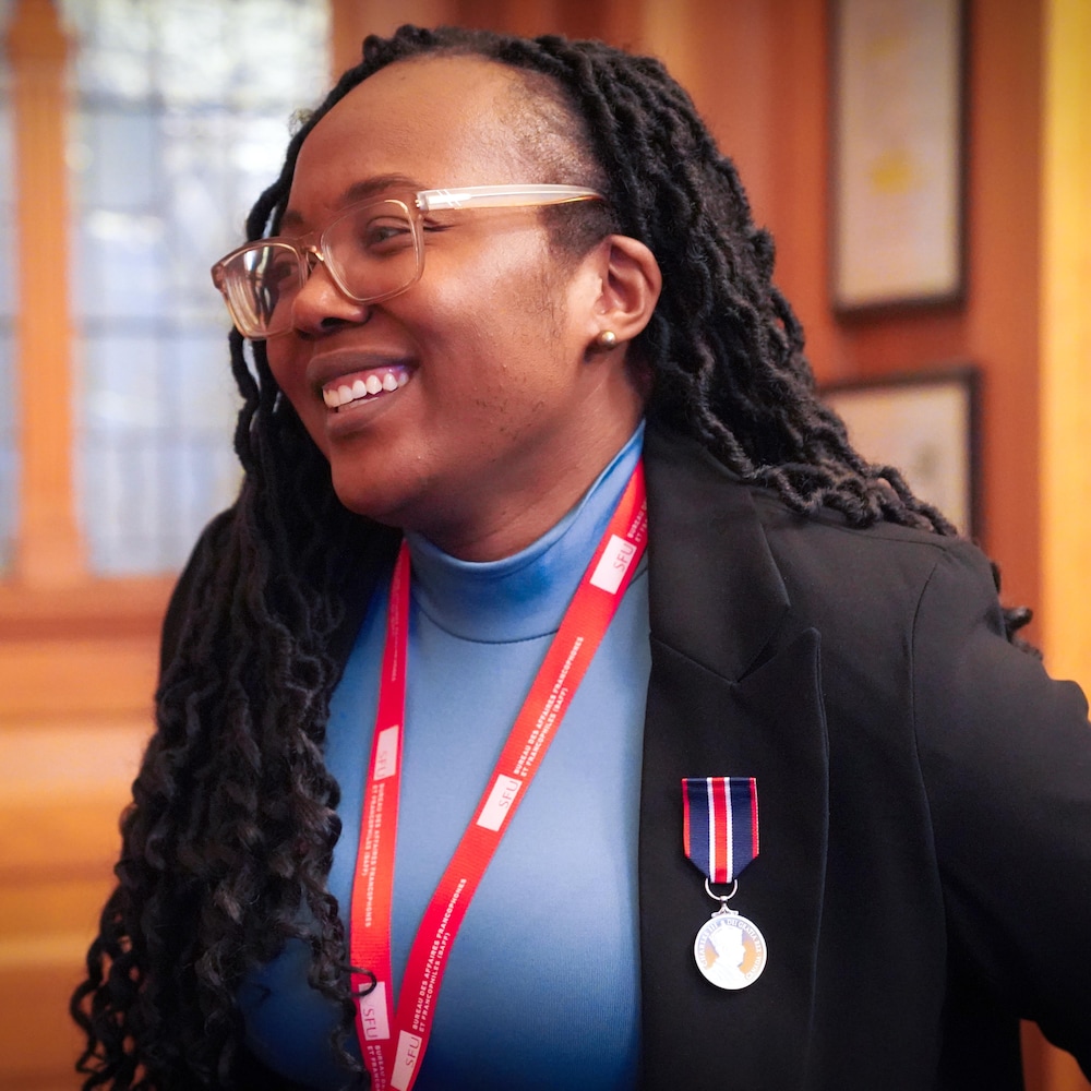 Blanche Monabeka avec sa médaille sur son veston. au parlement jeunesse de Victoria, en Colombie-Britannique, en janvier 2026.
