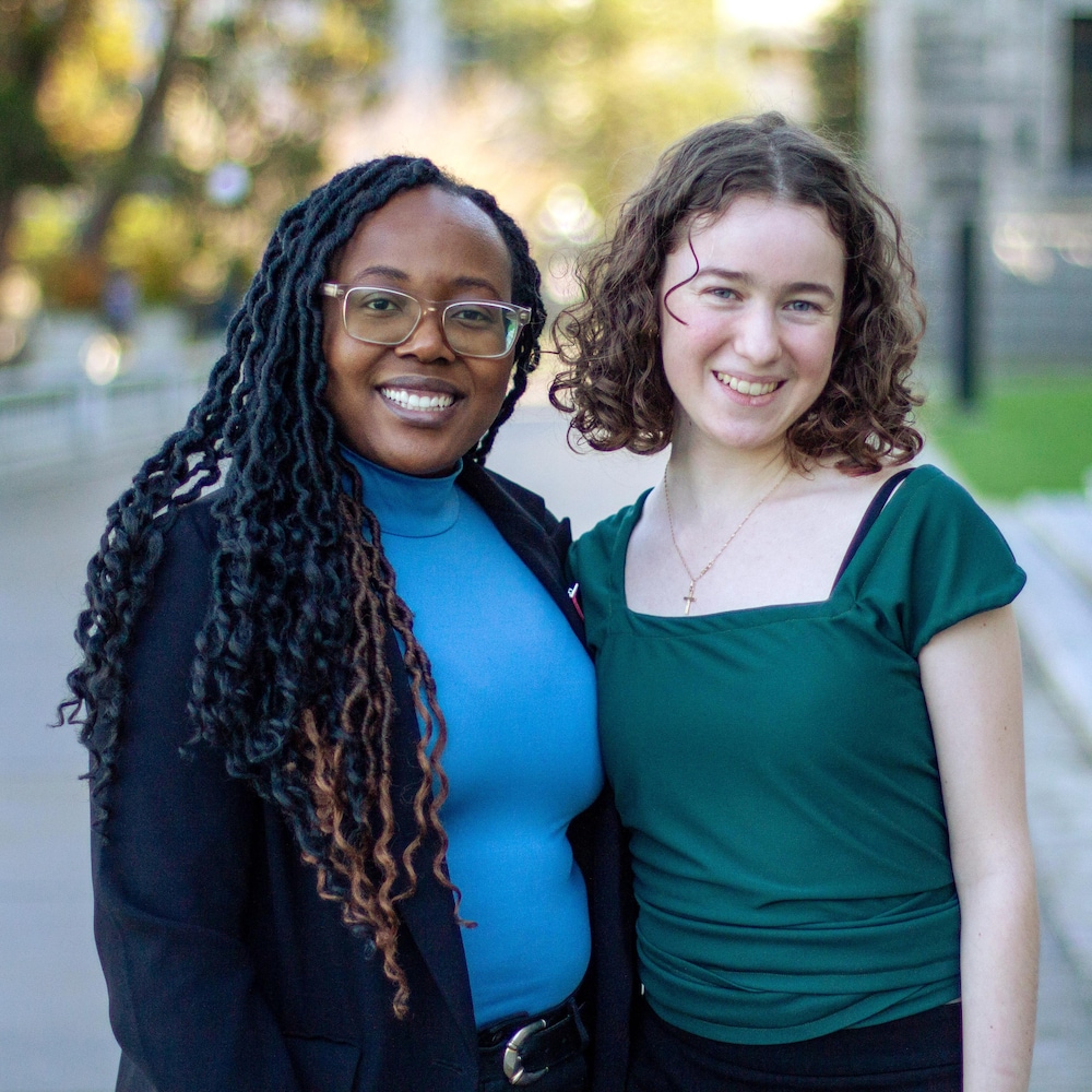 Blanche Monabeka et Sofia Lemay posent ensemble, à l'extérieur du parlement jeunesse de Victoria, en Colombie-Britannique, en janvier 2026.