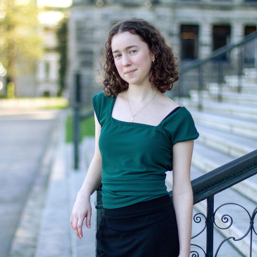 Portrait de Sofia Lemay qui s'appuie sur la rambarde de l'escalier extérieur du parlement jeunesse de Victoria, en Colombie-Britannique, en janvier 2026.