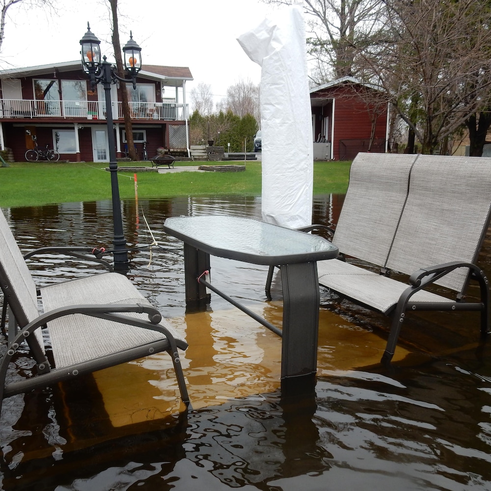 Deux chaises de parterre sous l'eau