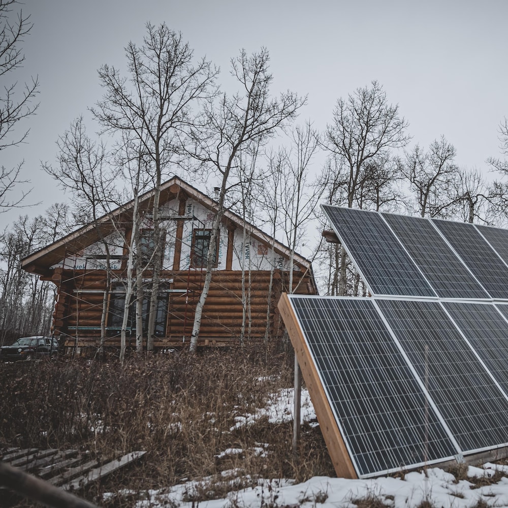 Une cabine en rondin avec des panneaux solaires, en novembre 2023, près de Cremona, en Alberta.