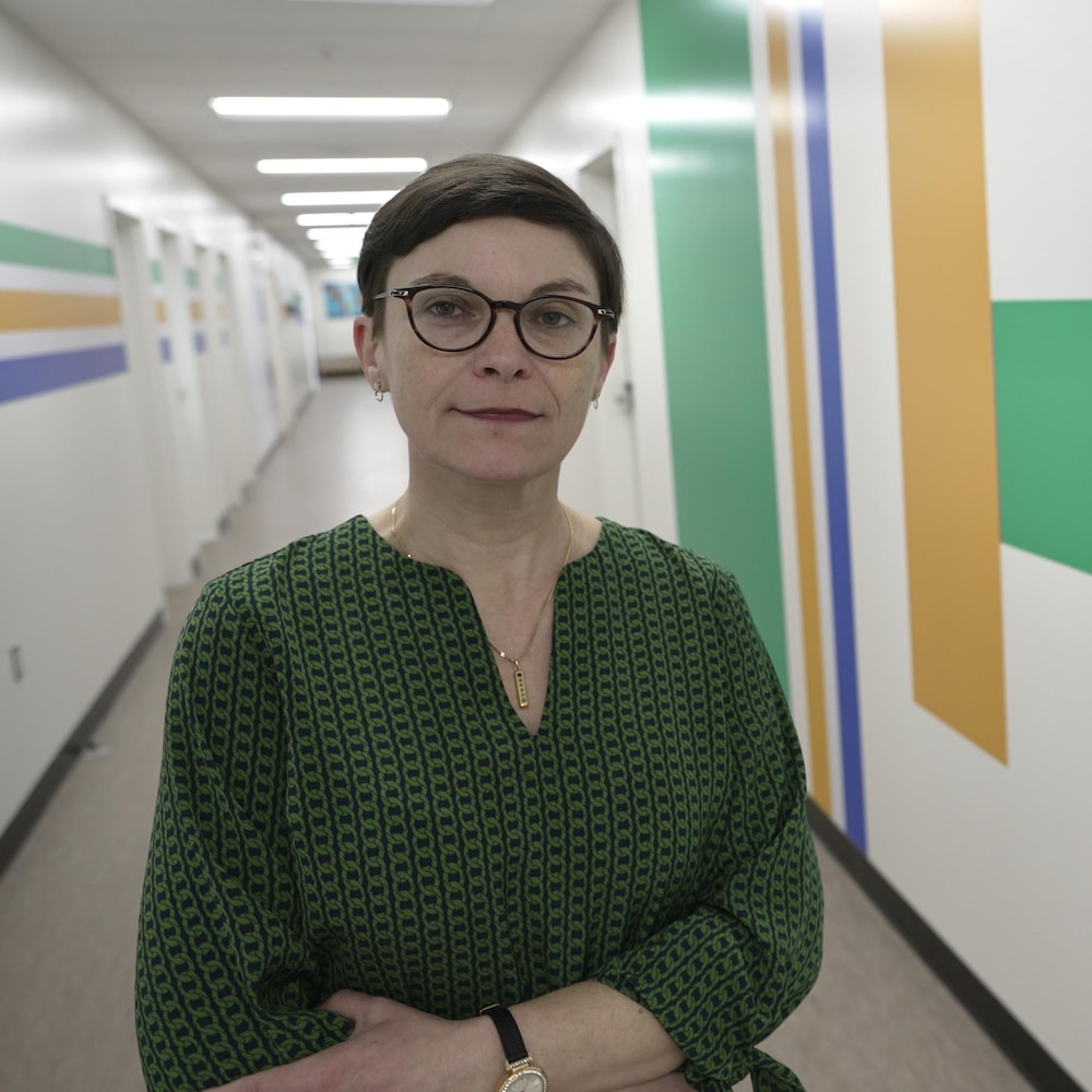 Aurélie Lacassagne dans un corridor de l’Université de Hearst.