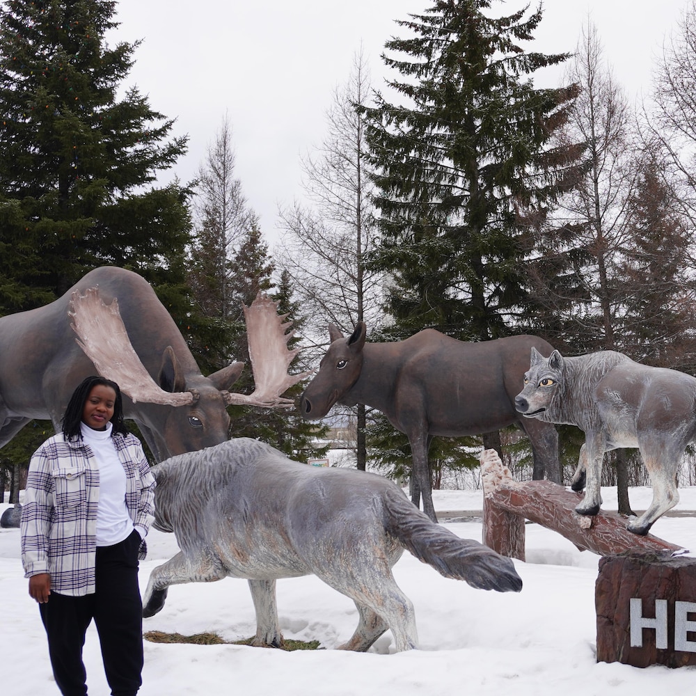 Grace-Eunice Koffi devant des animaux décoratifs de Hearst.
