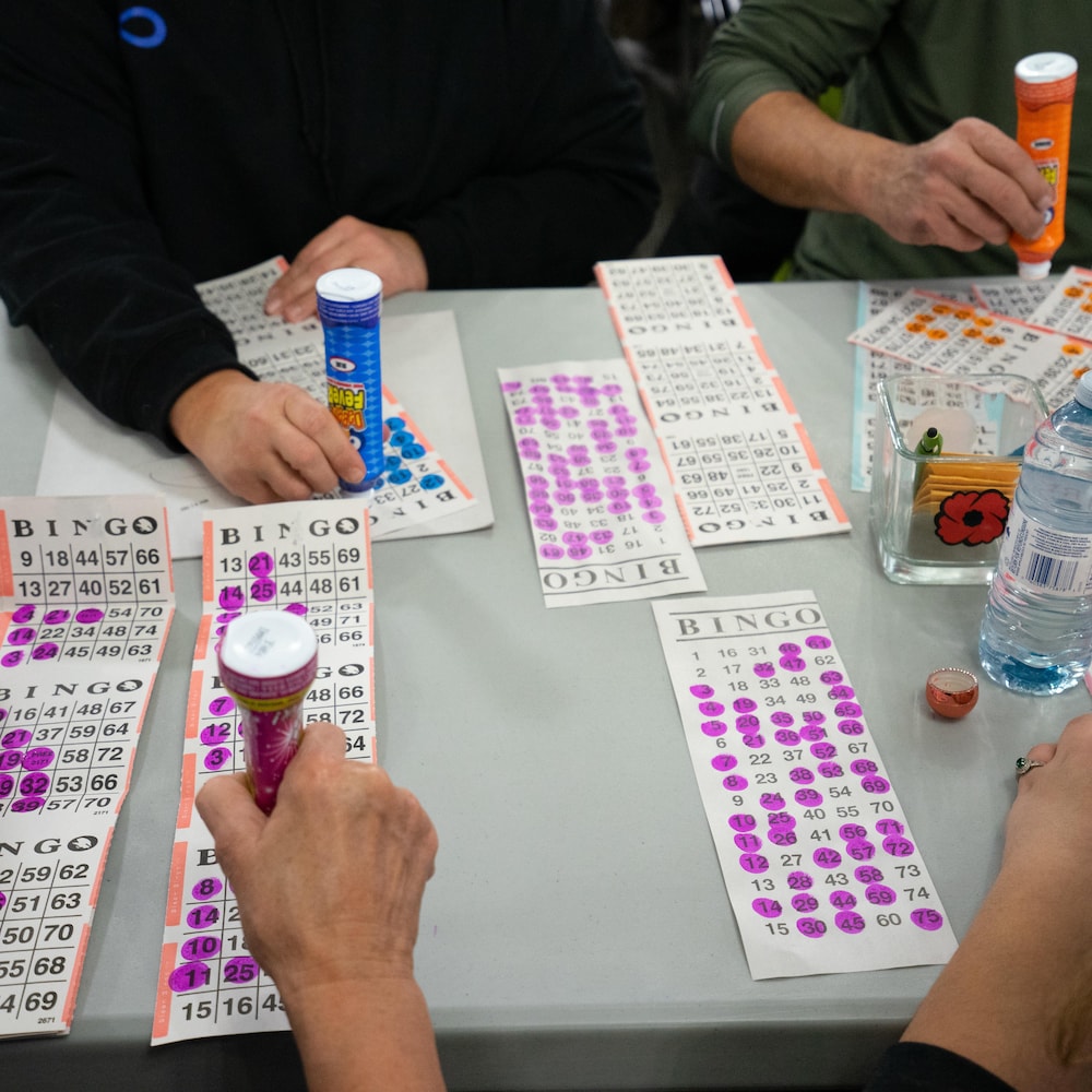 Une table avec des gens qui jouent au bingo.