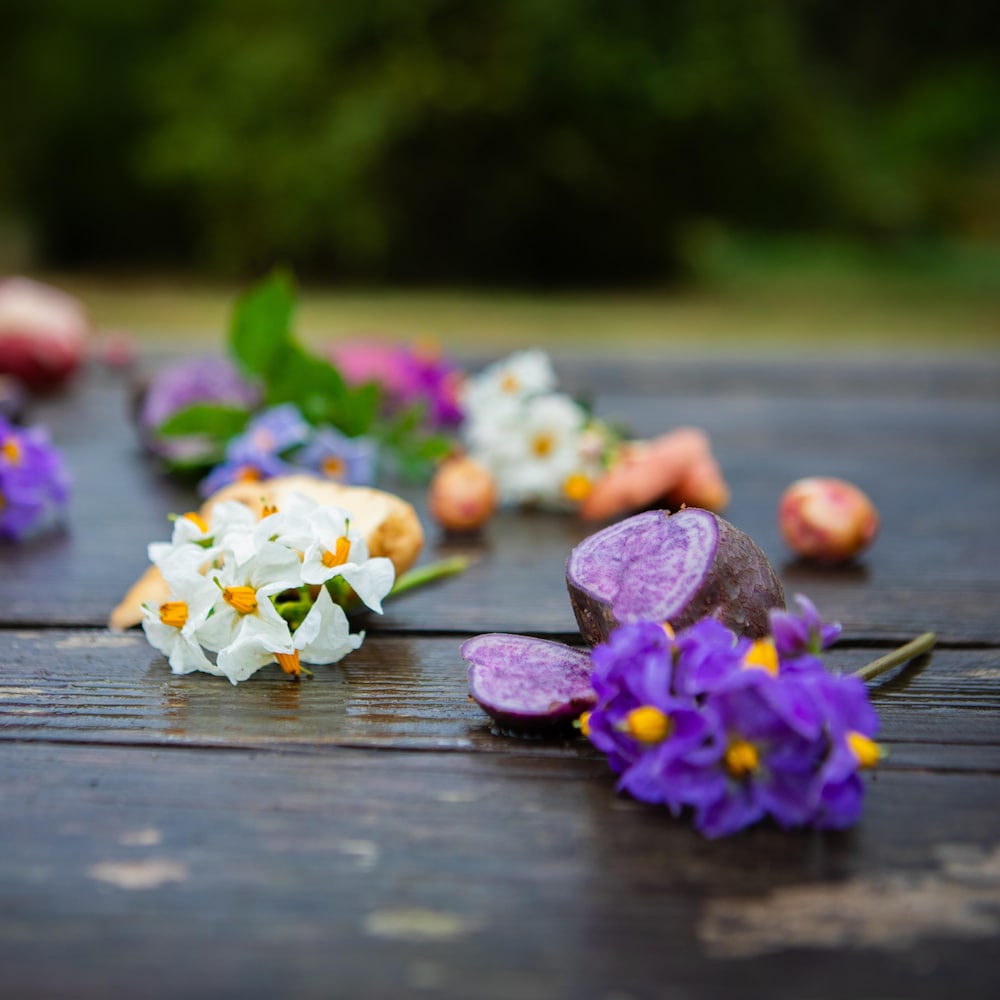 Des fleurs et des pommes de terres posée sur une table en bois, à la ferme Metchosin, dans le sud de l'île de Vancouver, en août 2024.