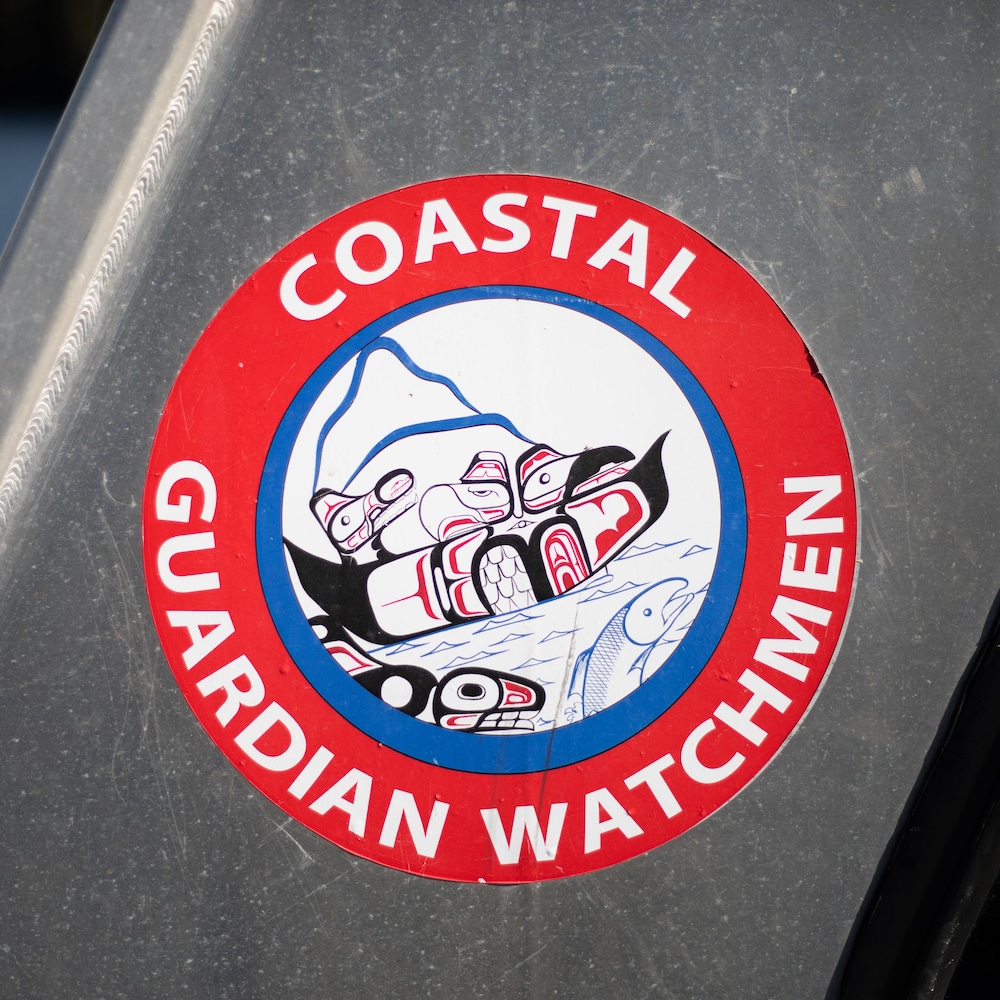 Un autocollant du Coast Guardian Watchman, à Klemtu, en Colombie-Britannique, en octobre 2023.