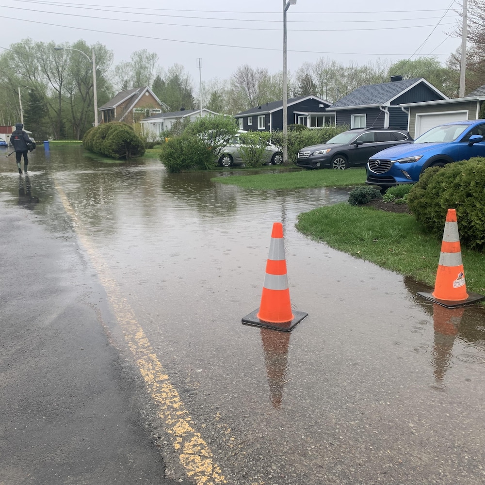 Deux cônes dans une rue inondée.