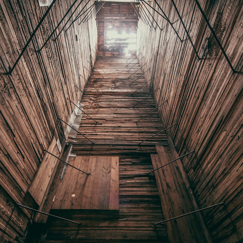 L'intérieur d'un vieux silo en bois, comme un grand puits fait de planches, à Barnsley au Manitoba, début juin 2022.