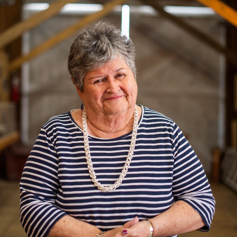 Portrait de Judy Bauereiss souriante dans le musée des silos à grain, à Inglis, au Manitoba, début juin 2022.