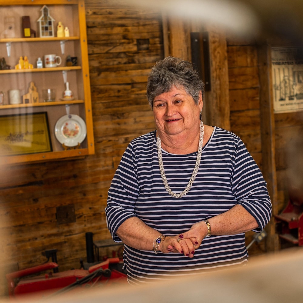 Judy Bauereiss est dans une propriété au mur en bois, à Inglis, au Manitoba, début juin 2022.