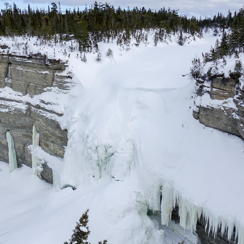 La chute Vauréal est figée dans la glace.