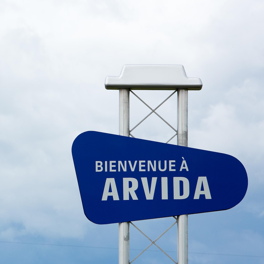 Une affiche où il est inscrit Bienvenue à Arvida.