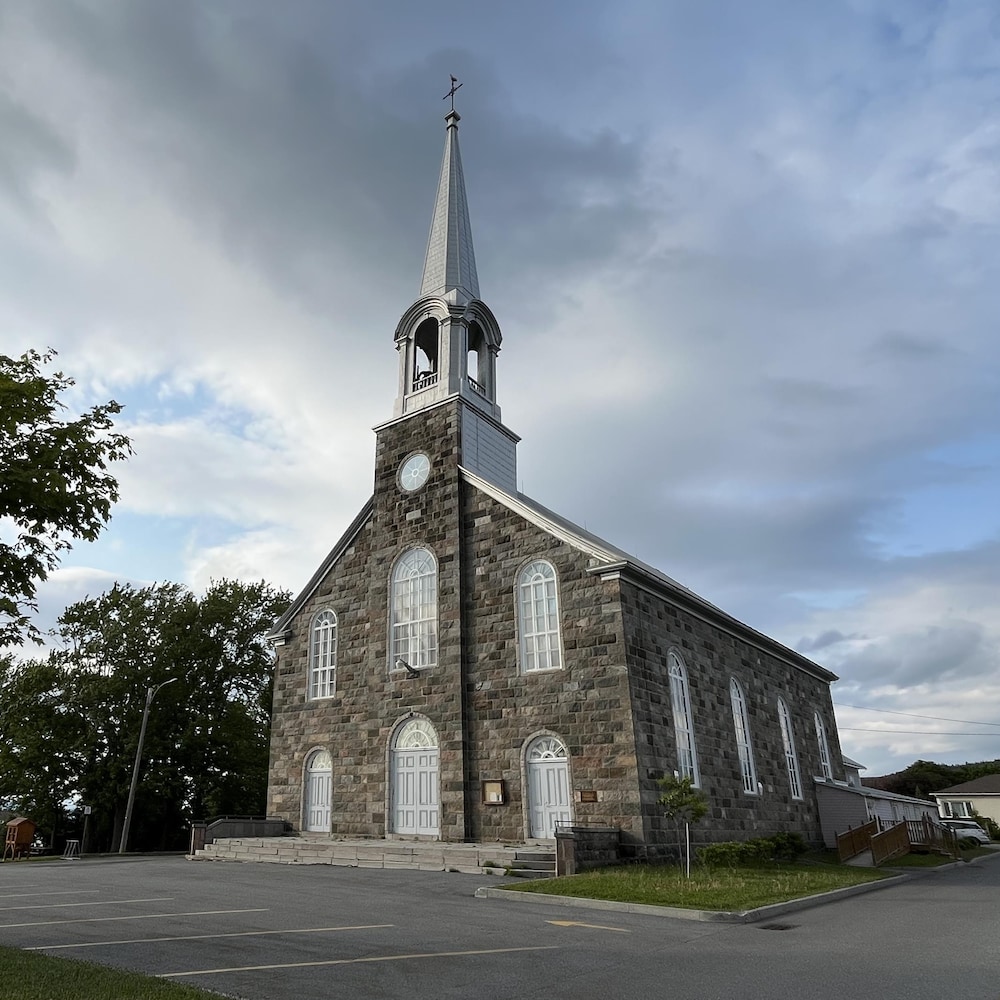 Une église en pierre taillée.