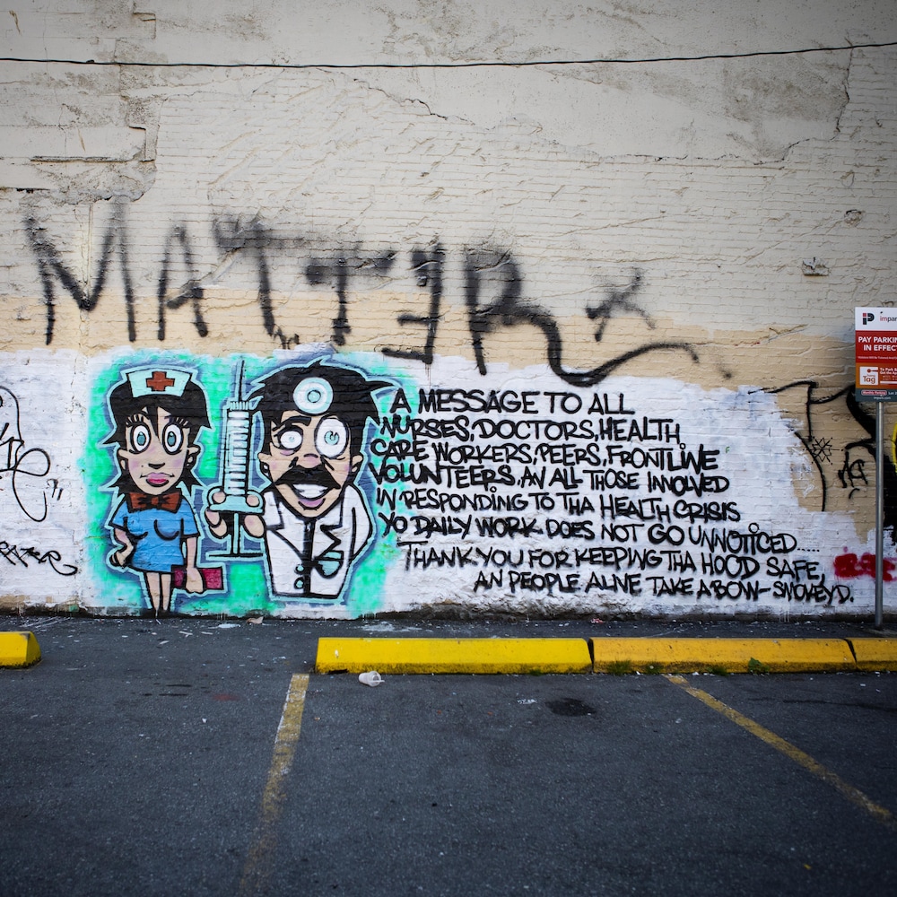 Une murale avec le dessin d'un docteur et d'une infirmière.