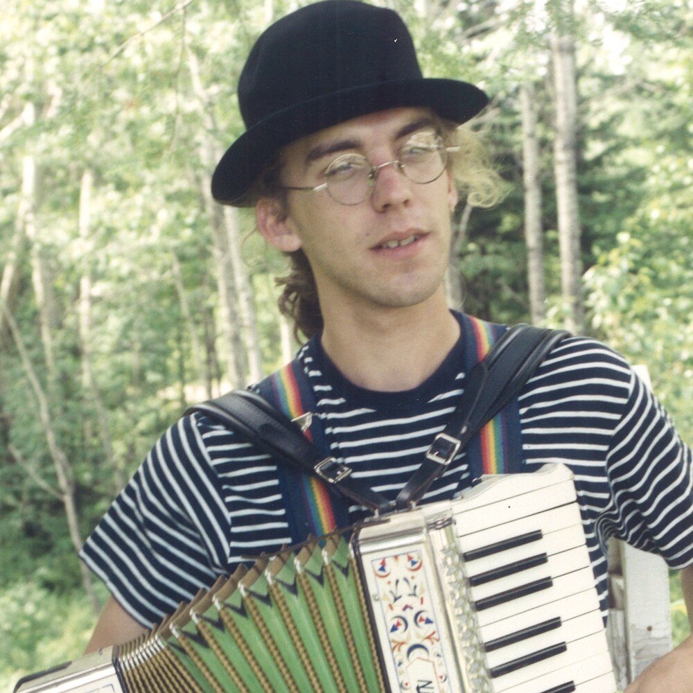 Fred Pellerin joue de l'accordéon.