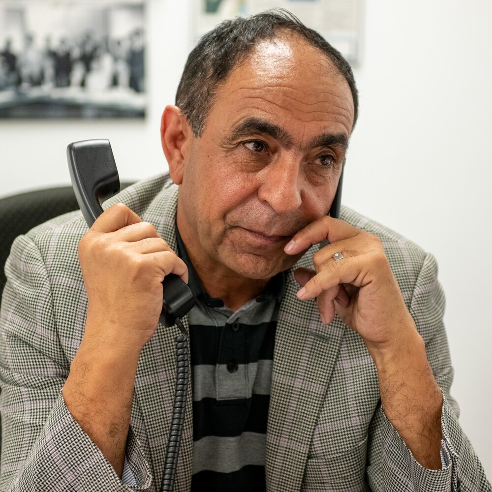 M. Habibi parle à deux téléphone en même temps. 