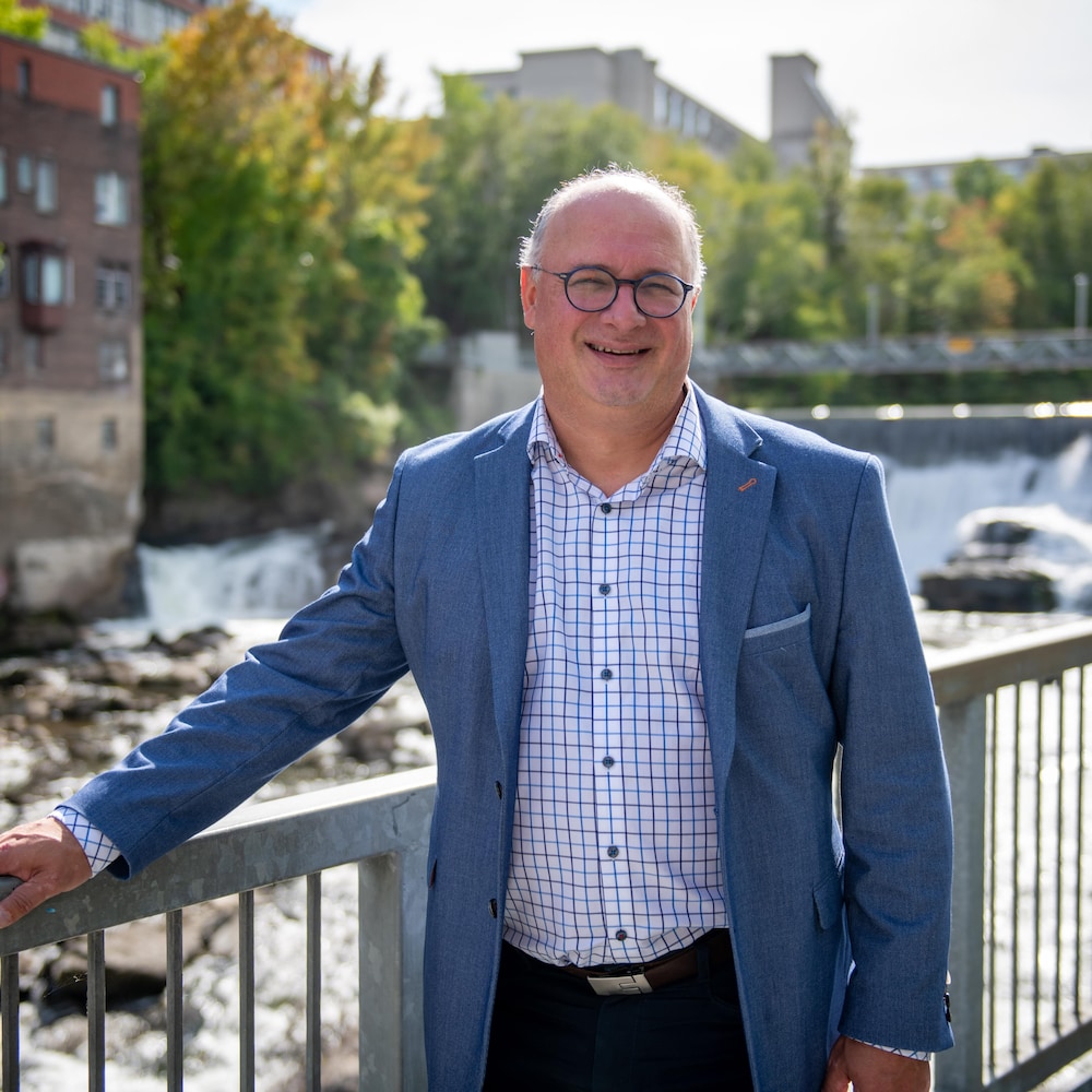 Jean-Yves La Rougery devant la chute de la rivière Magog au centre-ville de Sherbrooke. 