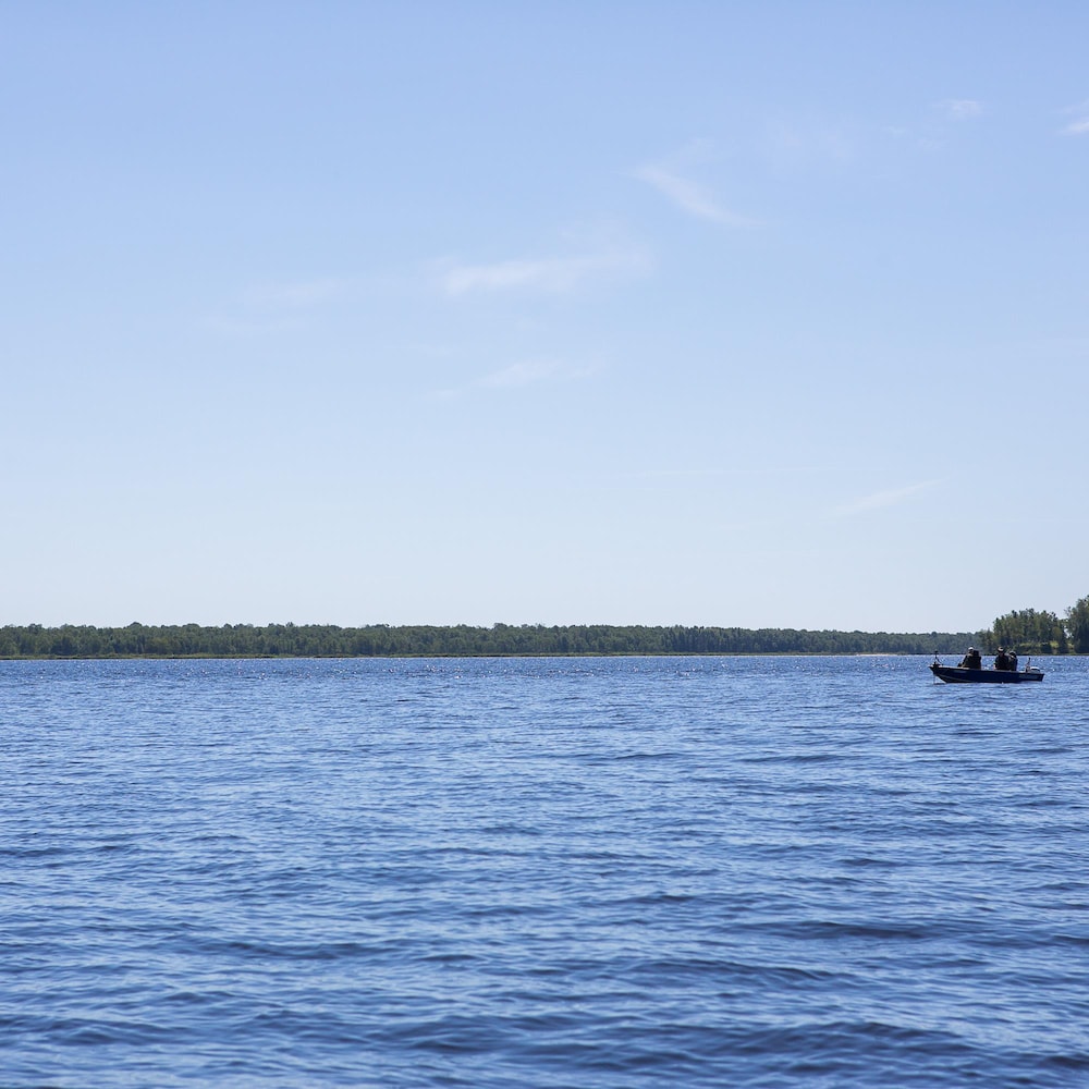 Un canot sur un lac