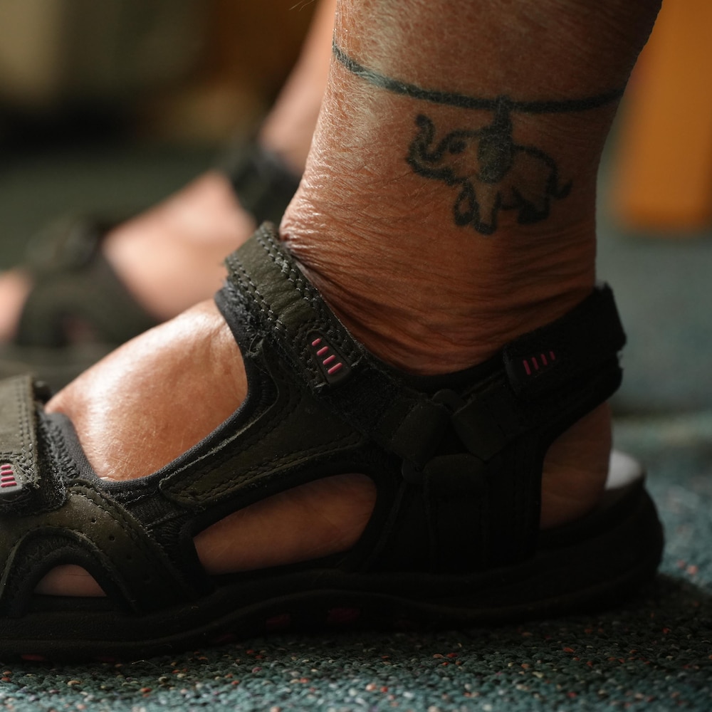 Le pied de Lucille Proulx avec un tatouage d'éléphant sur la cheville.