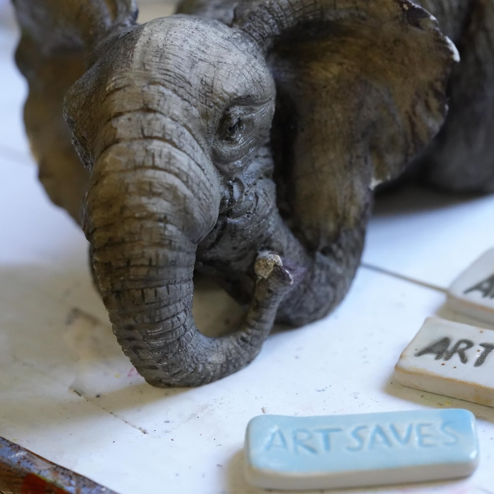 Une petite sculpture d'éléphant avec de petits dominos sur lesquels sont écrites Art heals, en juin 2023, à Victoria, en Colombie-Britannique.