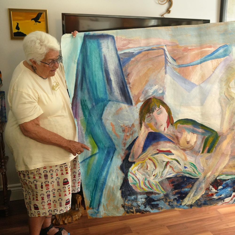 Lucille Proulx montre une de ses toiles, en juin 2023, à Victoria, en Colombie-Britannique.